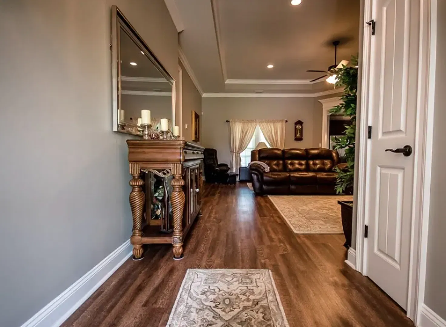 Modern 4BR/2BA Home with Granite Countertops, Island Kitchen & Screened Porch — Photo 3