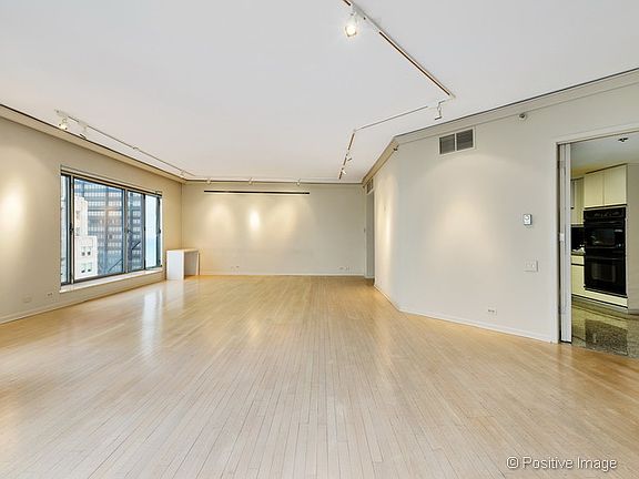 5th image of 950 N Michigan Ave #37B