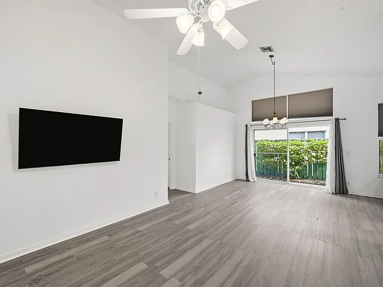 1852 Capeside Cir — Photo 8