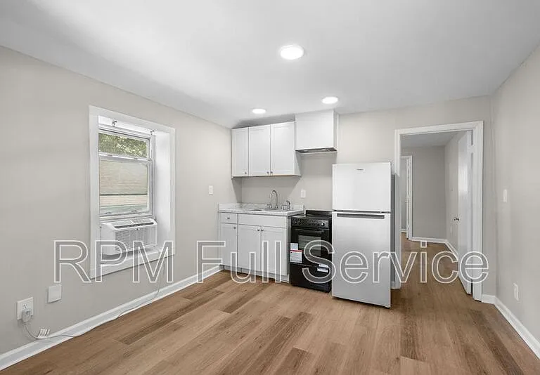 325 54th Ave N #E — Photo 1