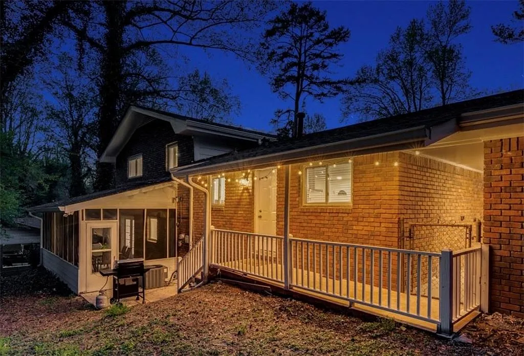 4 bed, 2.0 bath, 2008 sqft, $2,995 — Photo 4