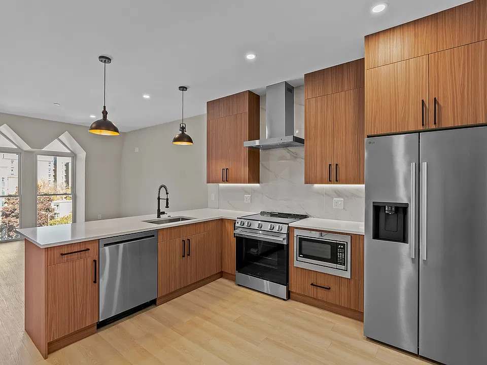 521-529 Franklin St #203