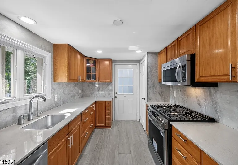 29 Laurel Ave — Photo 8
