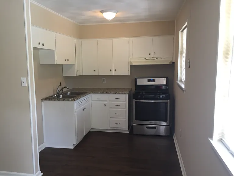 2100 Kavanaugh Blvd #E — Photo 4