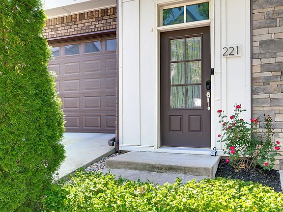 4th image of 221 Stonecrest Cir