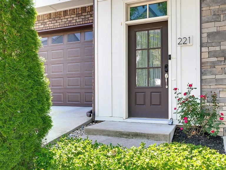221 Stonecrest Cir — Photo 4