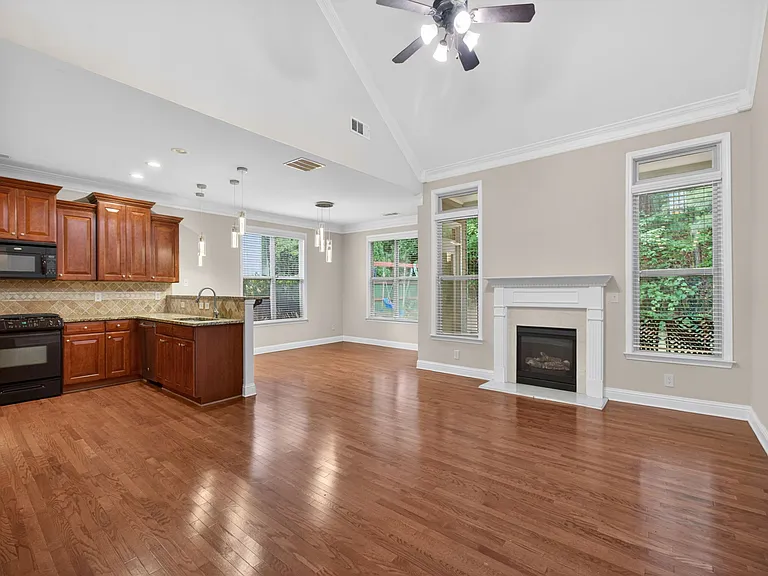 2935 Whitfield Ave — Photo 10