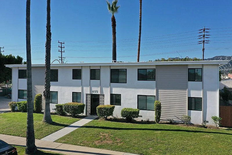 2 bed, 1.0 bath, $2,700 — Photo 2