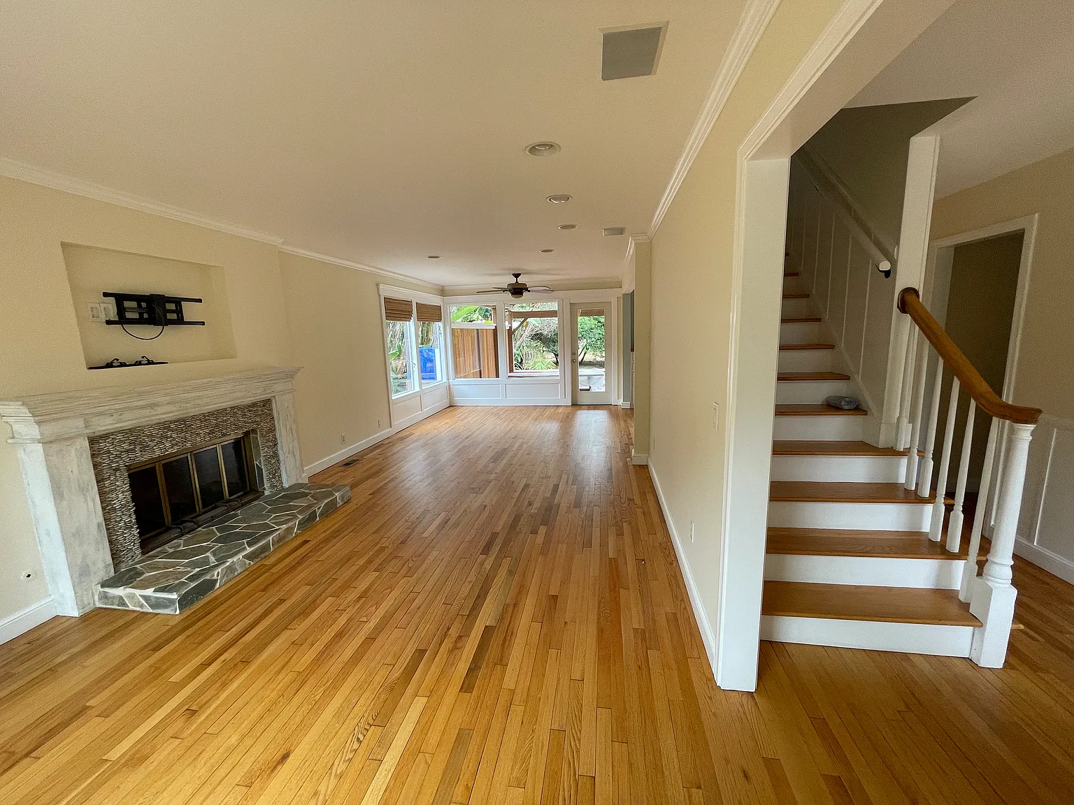 3 bed, 1955 sqft, $10,800 — Photo 2
