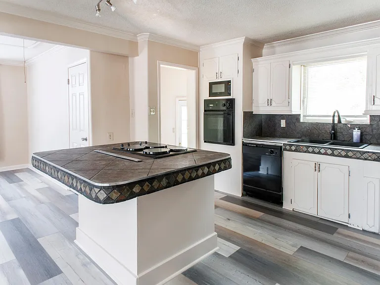 8725 Claremont Ave — Photo 7