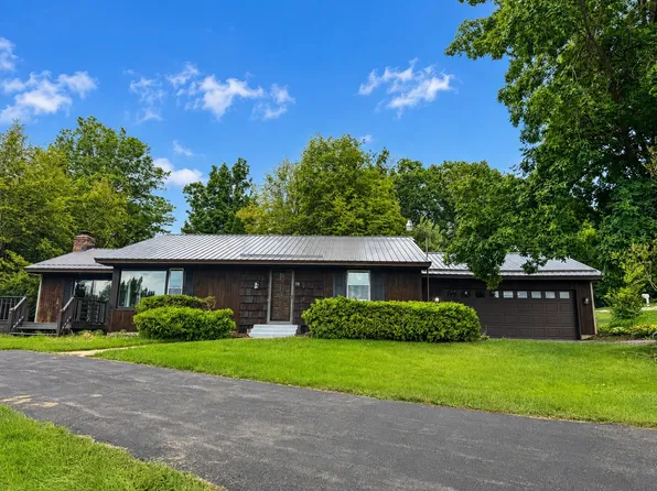 576 Timber Hills Dr, Freeport, IL 61032