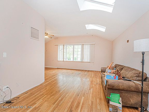 3rd image of 95 Fieldstone Rd