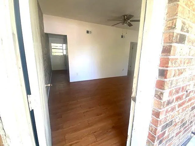 2 bed, 1.0 bath, 3150 sqft, $900 — Photo 2