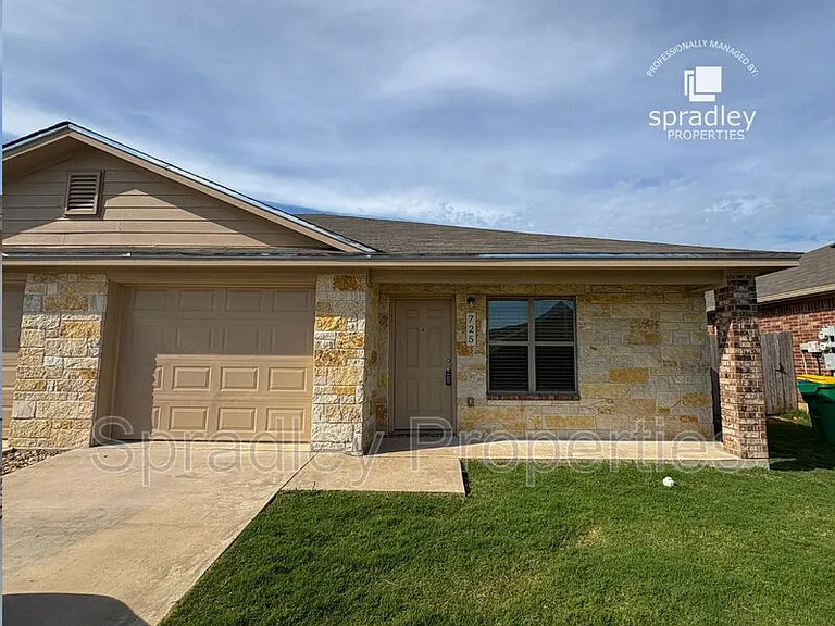 725 Laila Ln — Photo 1