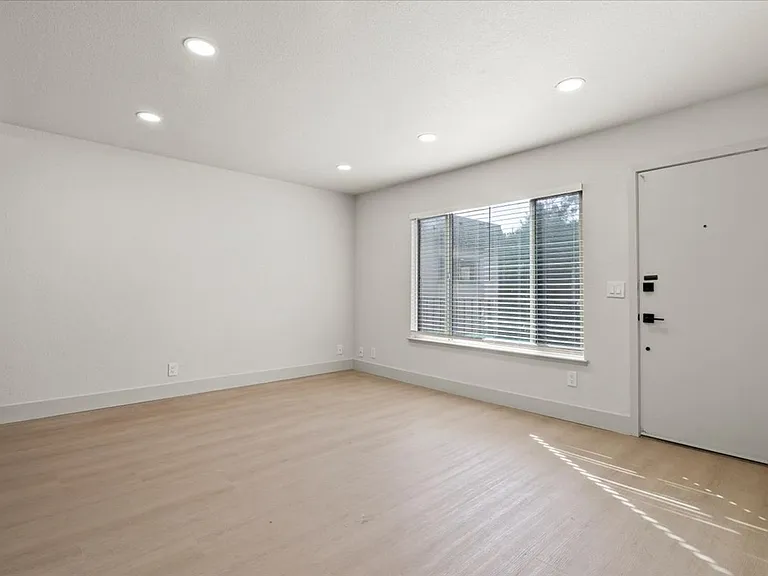 215 W Olive Ave — Photo 2