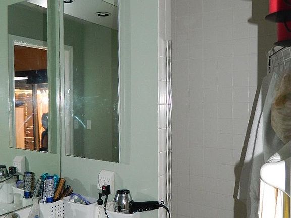 1st floor, 1st bedroom s Full Bathroom.