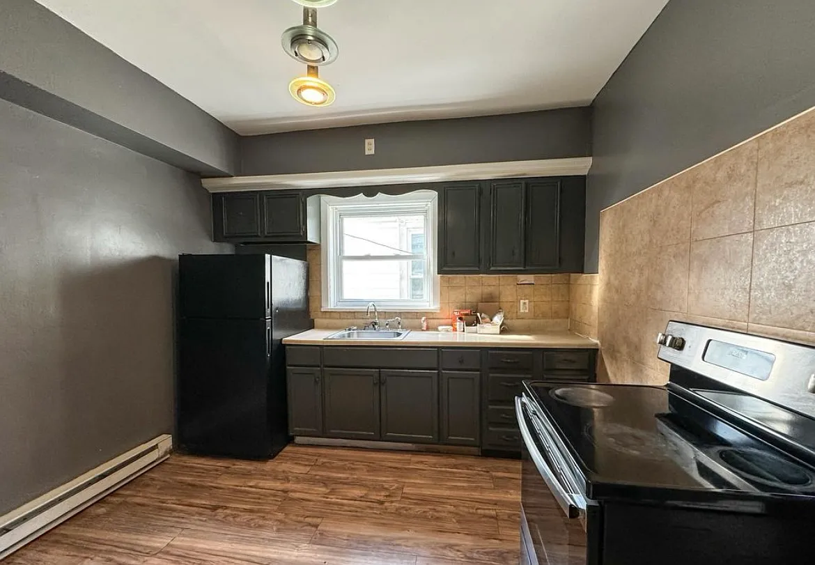 Building Photo - 232 W Oak St #2