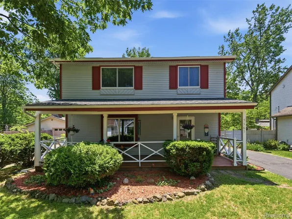 5565 Crescent Rd, Waterford, MI 48327