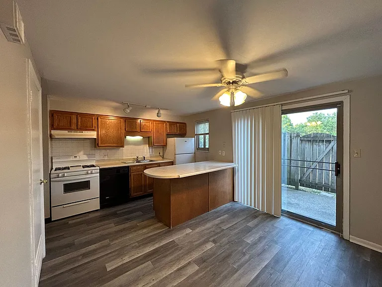 Coventry Court Townhomes — Photo 28