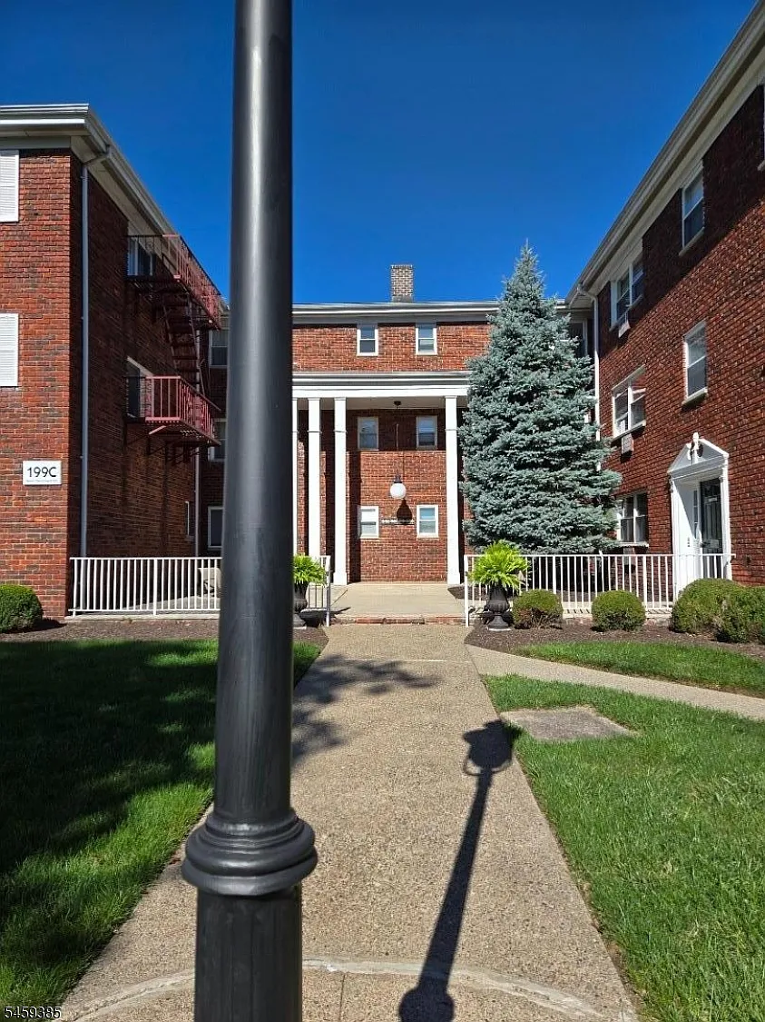 1 bed, 1.0 bath, $1,750 — Photo 1