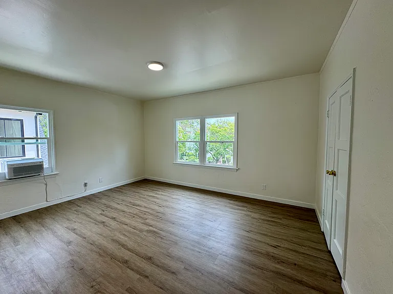 121 N La Peer Dr #6 — Photo 2