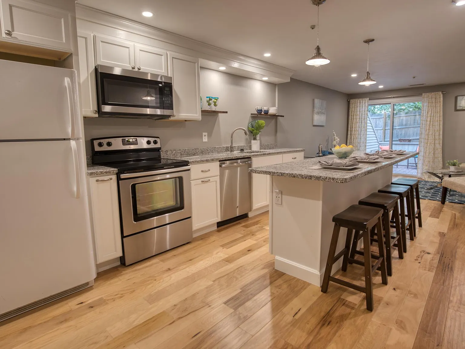 2 bed, 1.5 bath, 920 sqft, $2,500 — Photo 2