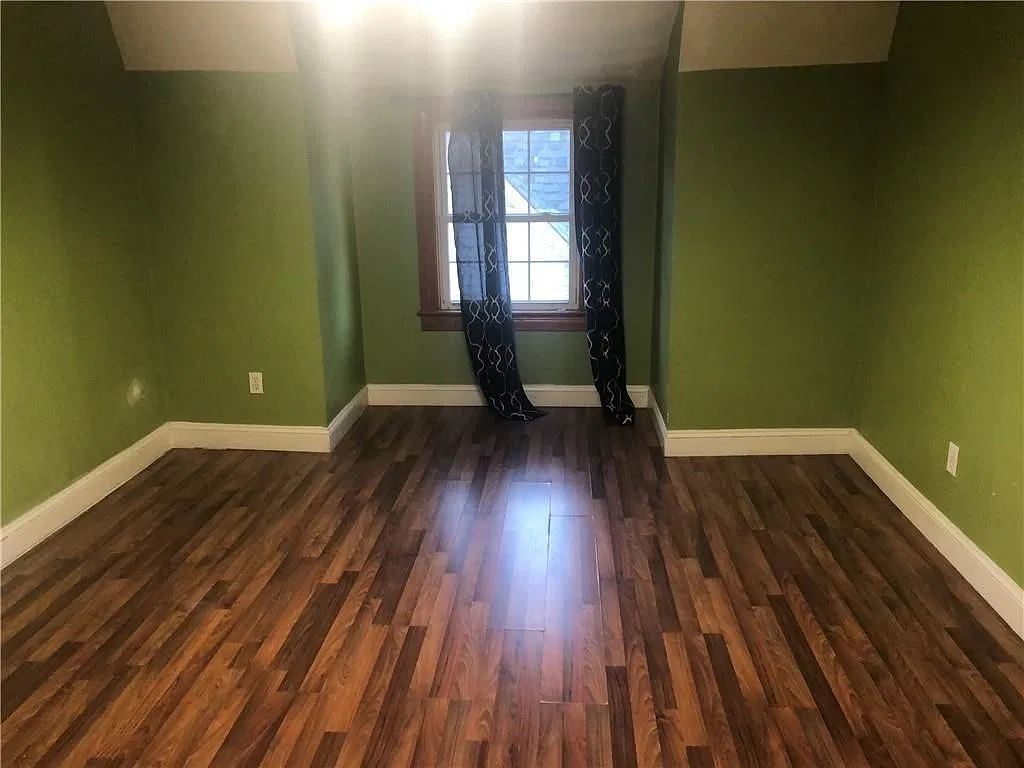 3 bed, 1.0 bath, 1118 sqft, $2,000 — Photo 2