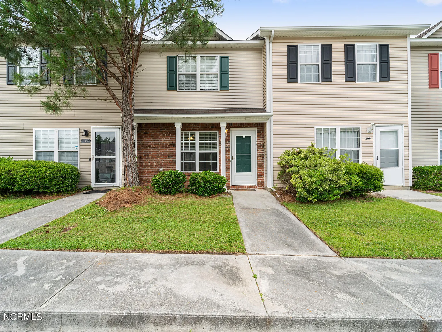 2 bed, 2.5 bath, 992 sqft, $1,195 — Photo 1