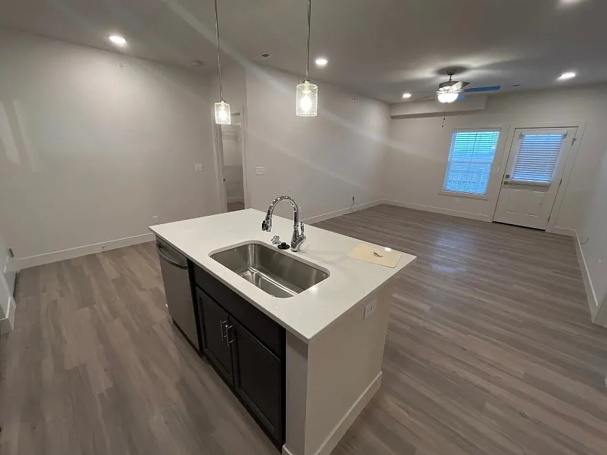 2 bed, 1027 sqft, $1,750 — Photo 3