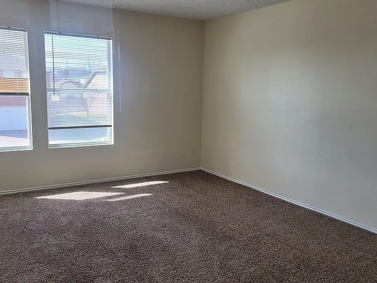 933 Medina Dr — Photo 10