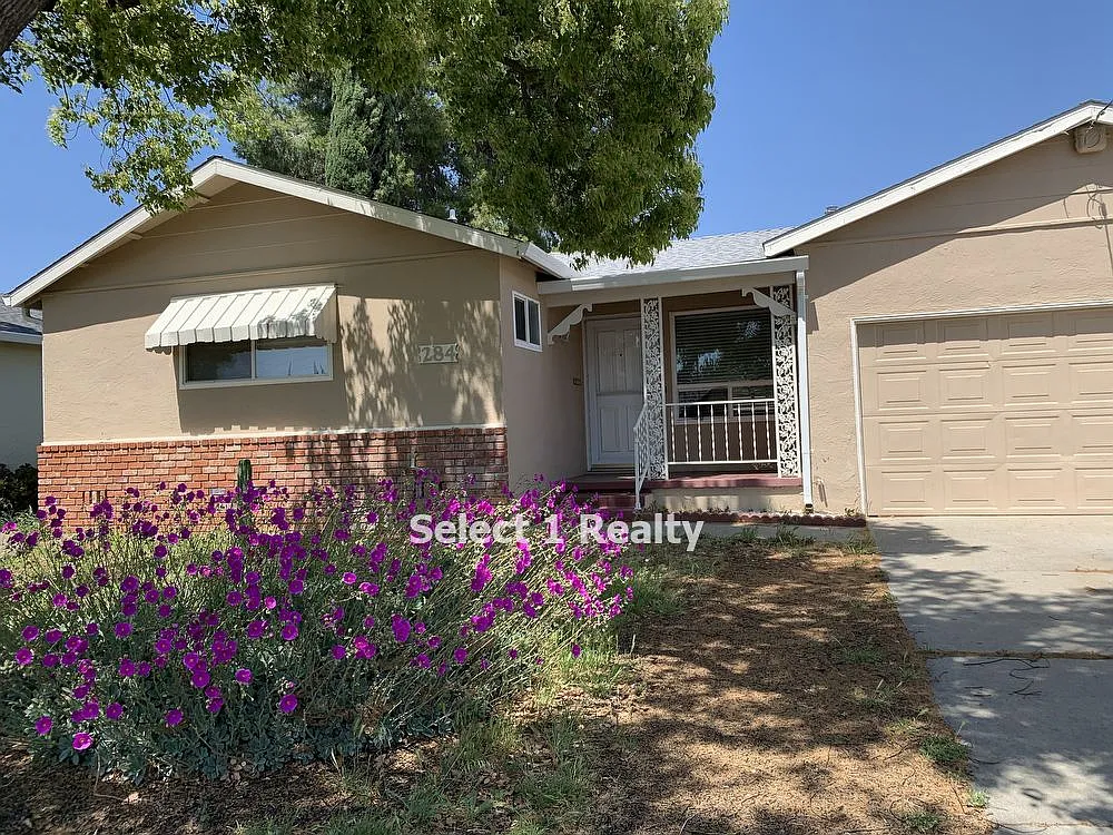 284 Royce Way photo 1