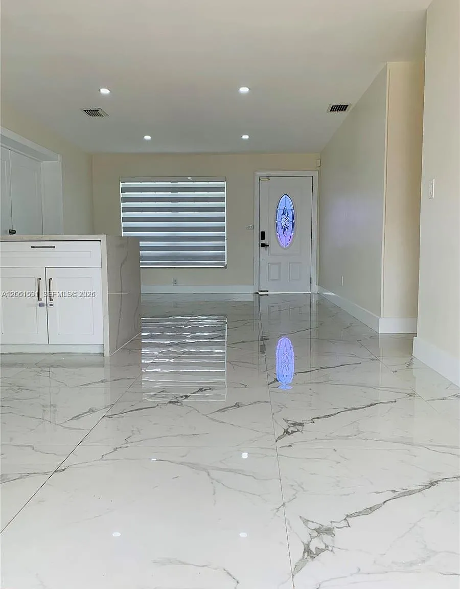 Carol City Red Road Manor — Photo 3