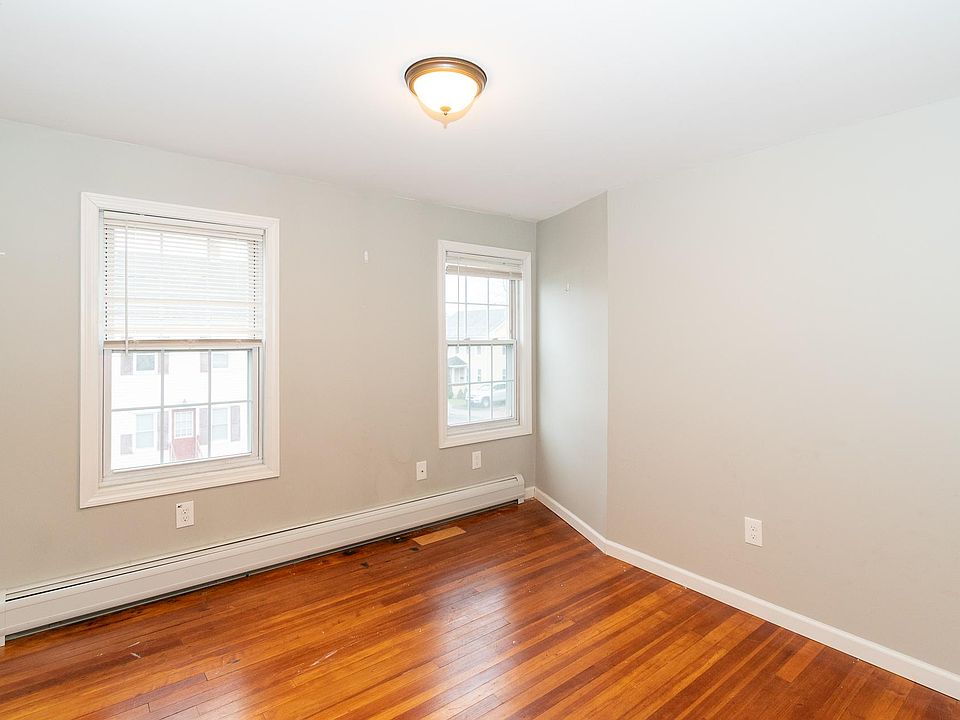 18 Chestnut St Windsor Locks, CT Zillow Apartments for Rent in