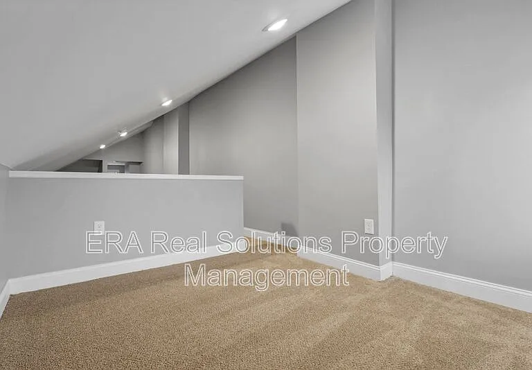741 E Mound St — Photo 16