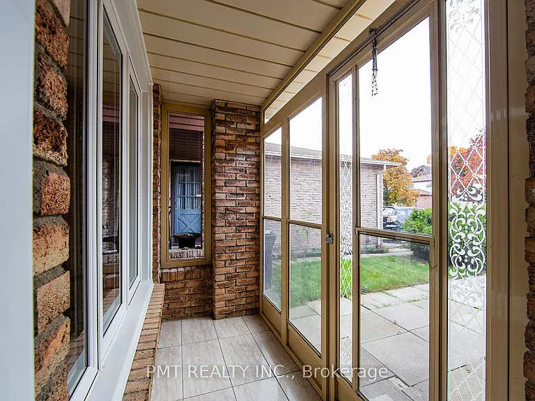 26 Granada Cres — Photo 3