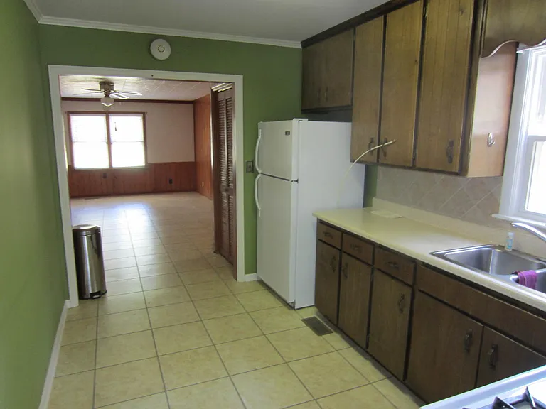 706 Pineview Dr — Photo 4
