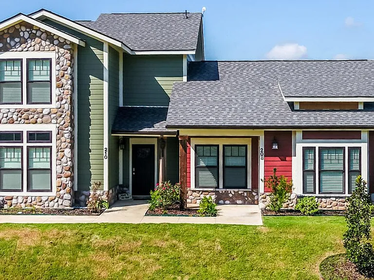 10 Gateway Village Blvd — Photo 3