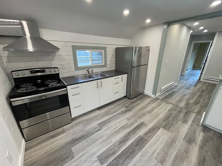 759 Barton St E — Photo 17
