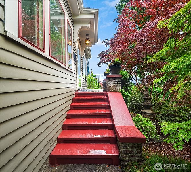 2nd image of 2609 Queen Anne Avenue N
