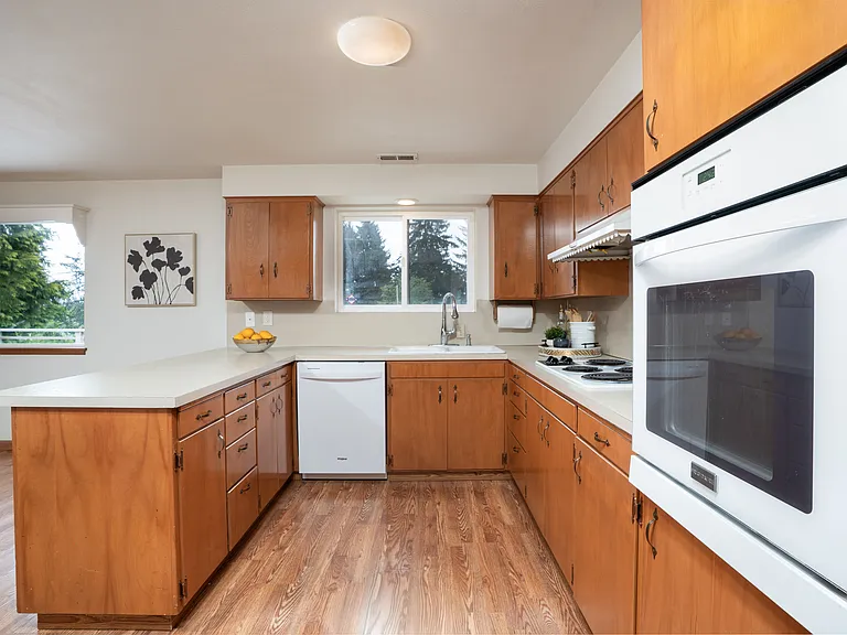 1045 Sunrise Ln — Photo 7