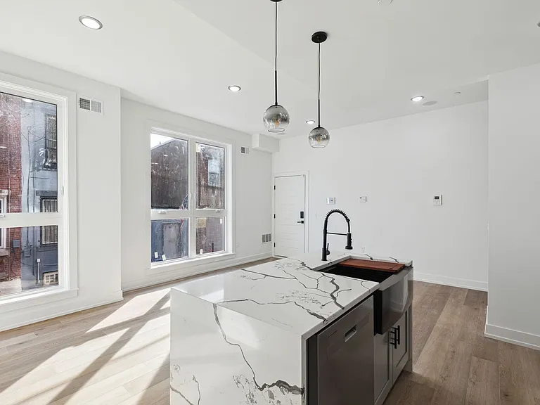 2550 Hope St — Photo 9