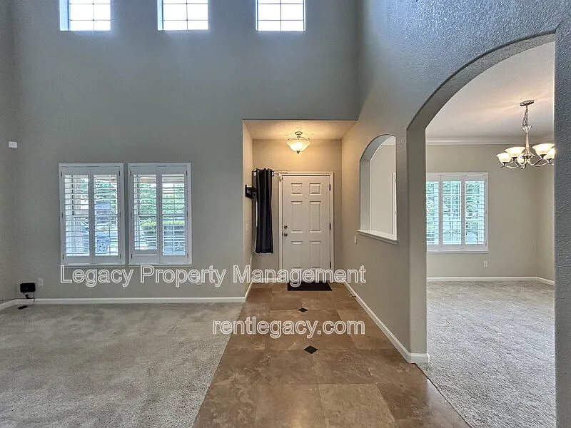 Building Photo - 523 Cascade Dr