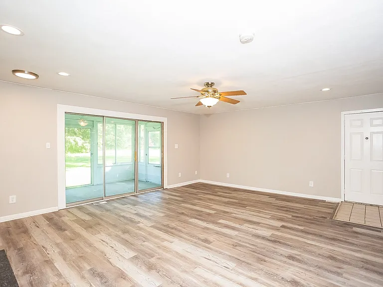 1337978_019_living_room_13162056.jpg