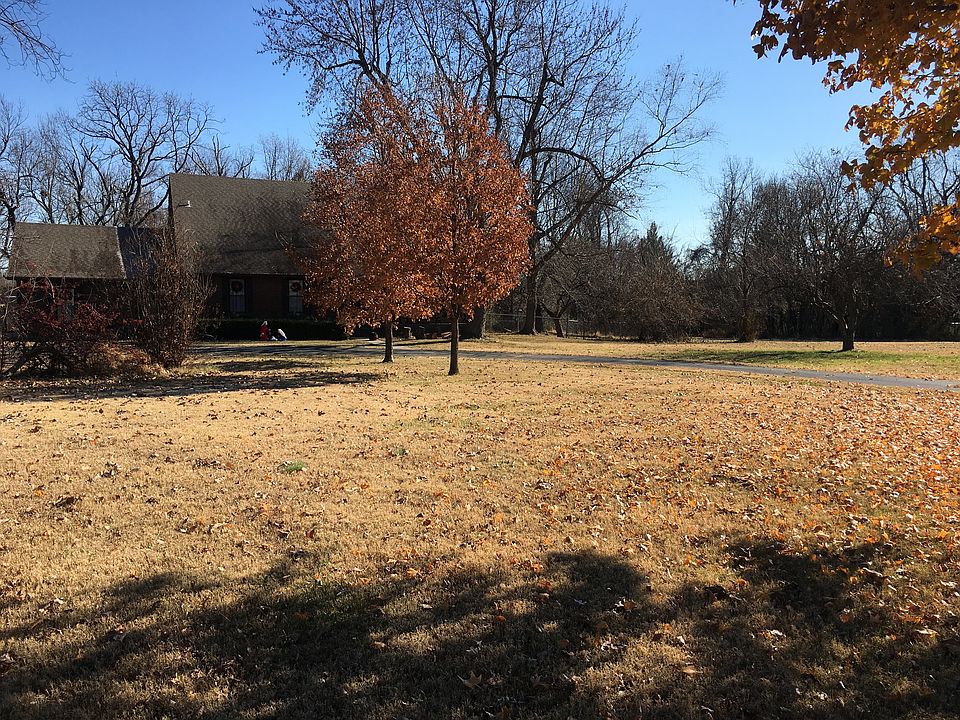 Huge lot & big circle drive