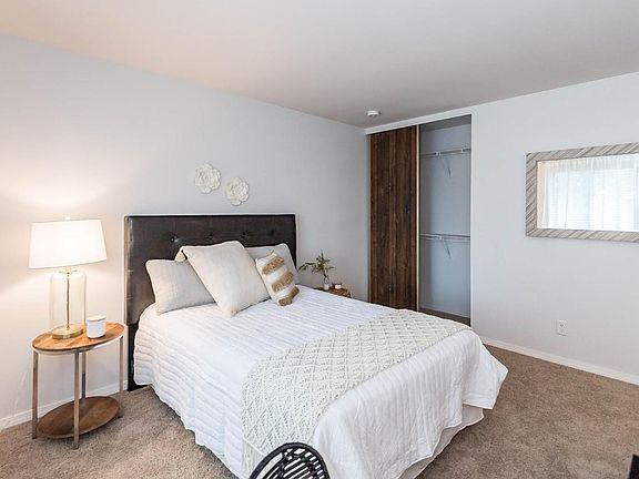5th image of 2143 Maverick Dr APT D