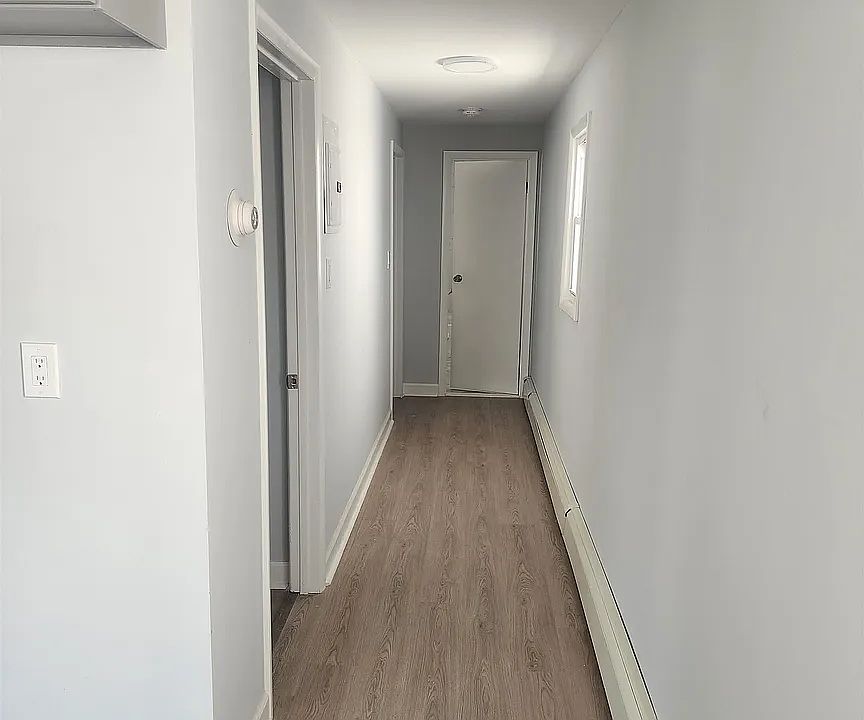 Hallway to the 2 bedrooms & bath