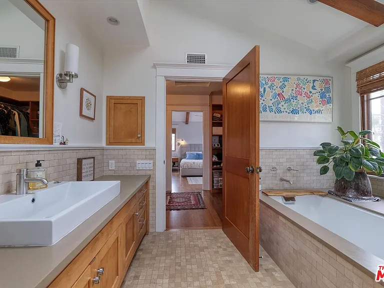 933 Venezia Ave — Photo 20
