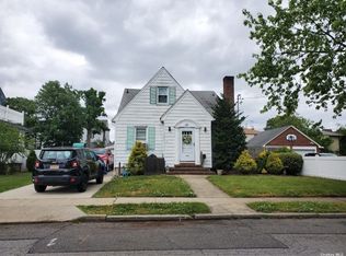11 W Maple St, Valley Stream, NY 11580