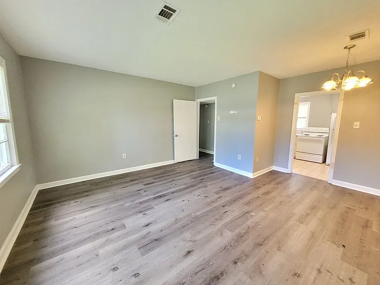 406 N South St — Photo 3