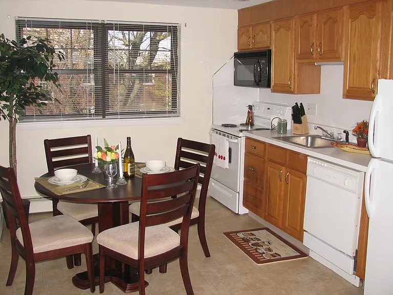 River Drive Apartments — Photo 5